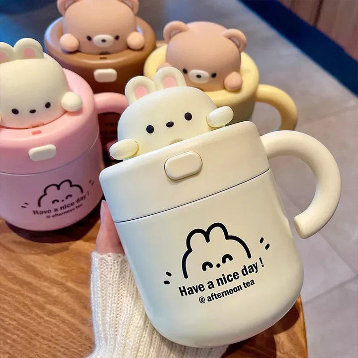 Termohrnek s uchem a víčkem – pohled 2